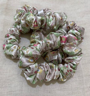 Medium Silk Scrunchie